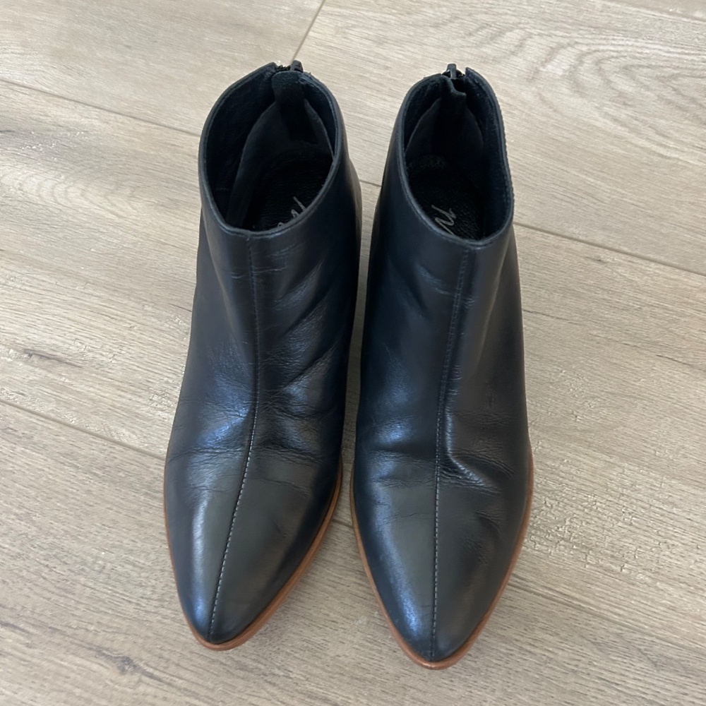 Matisse Black Leather Pointy Toe Ankle Booties Pull On Made in Brazil Size 6